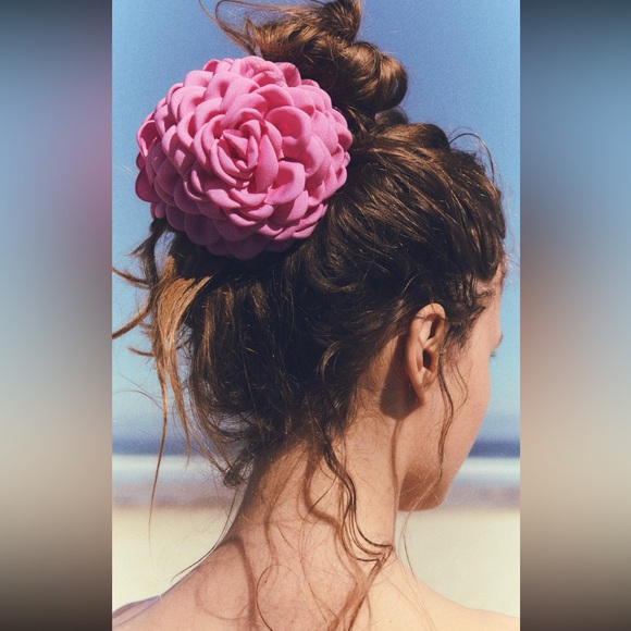 Zara textured flower large hair clip - Picture 1 of 6